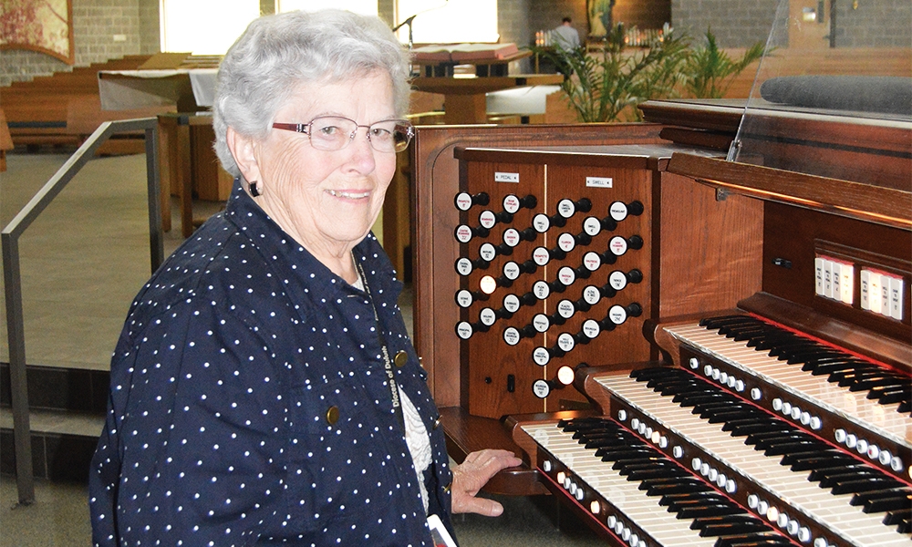 Barbara Sura at an organ